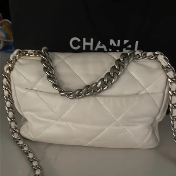 CHANEL 19 White, silver, and gold Quilted Shoulder Bag with Flap Closure - Picture 4 of 10